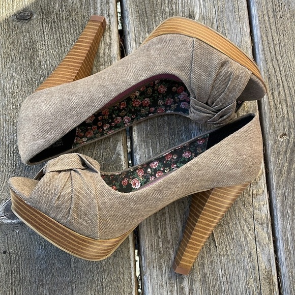 NWOT | GOSSIP |Textured Fabric Upper| Twisted Knot Peep Toe|Platform Heel|Size 6 - Picture 11 of 13